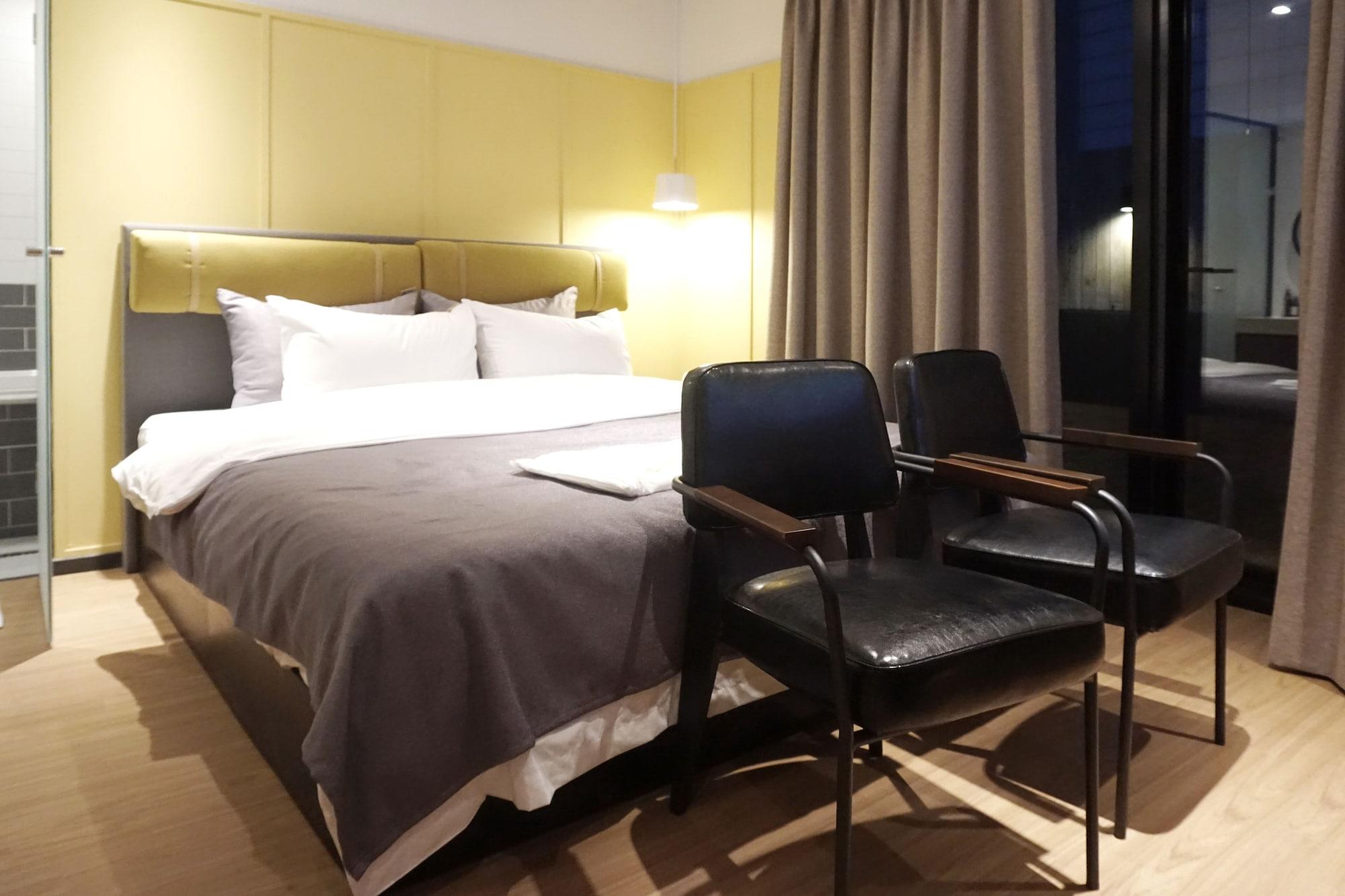 Brown Dot Hotel Чханвон Экстерьер фото