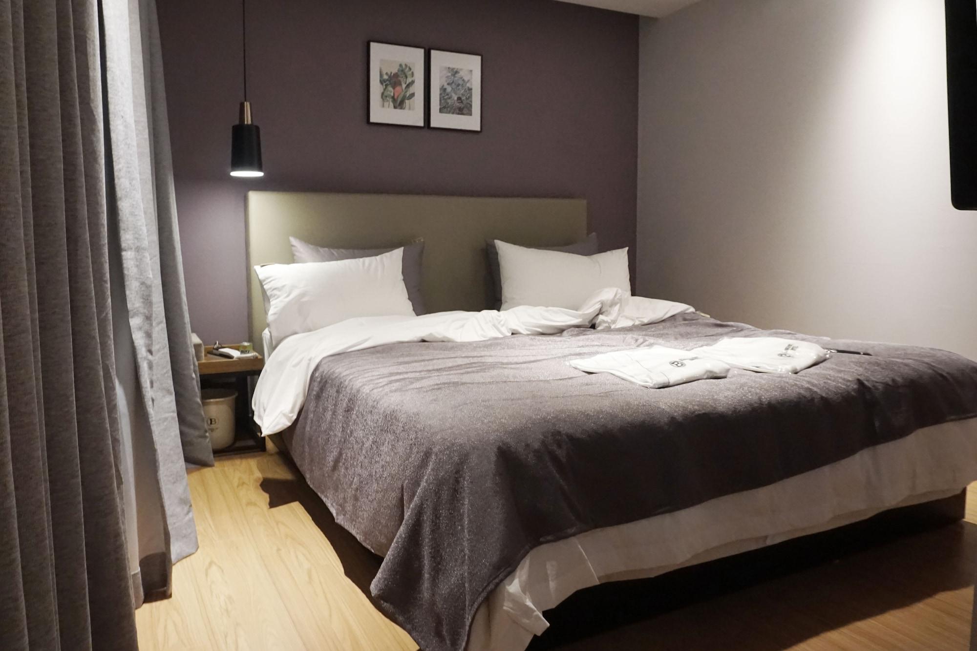 Brown Dot Hotel Чханвон Экстерьер фото