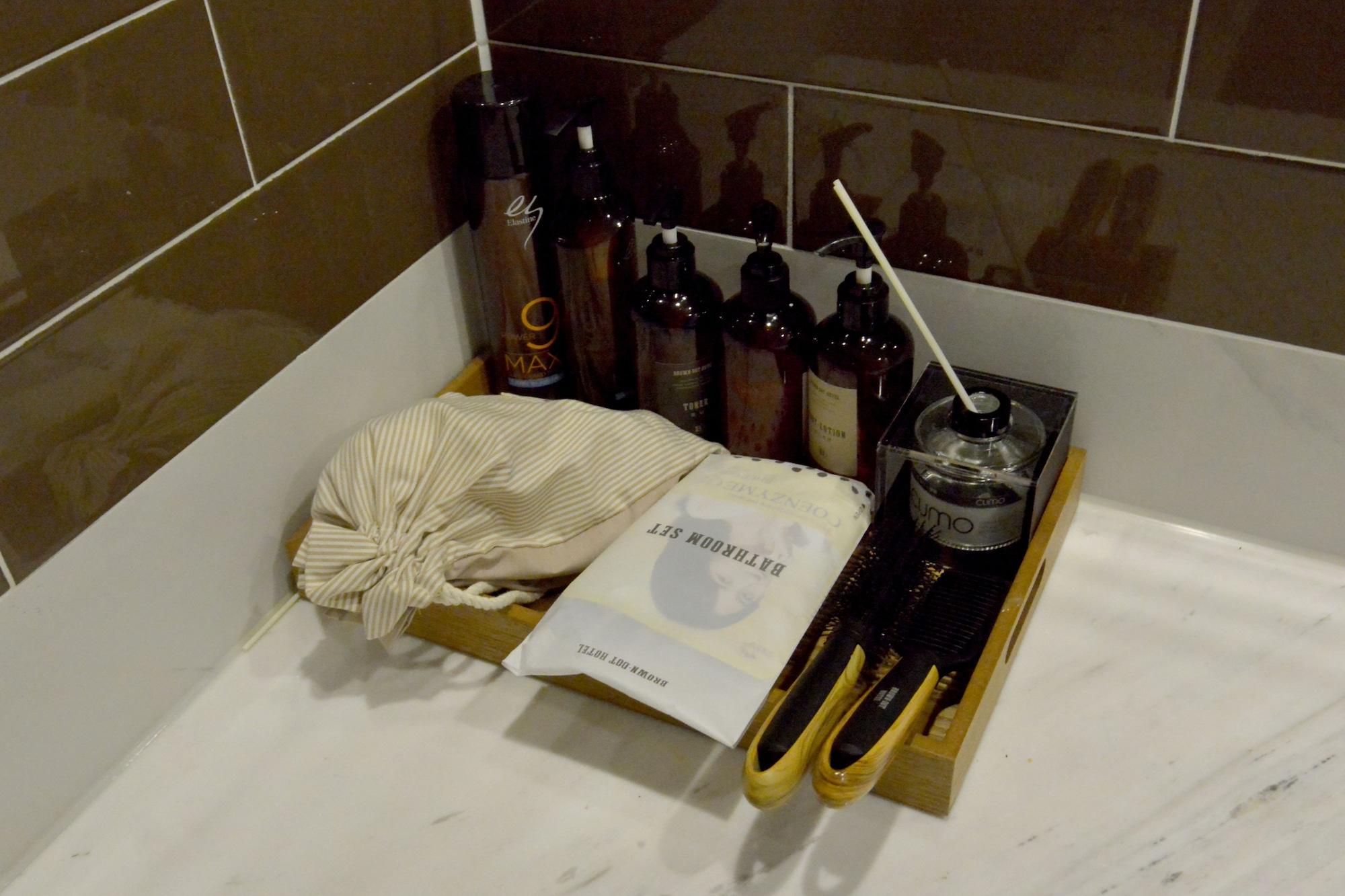 Brown Dot Hotel Чханвон Экстерьер фото