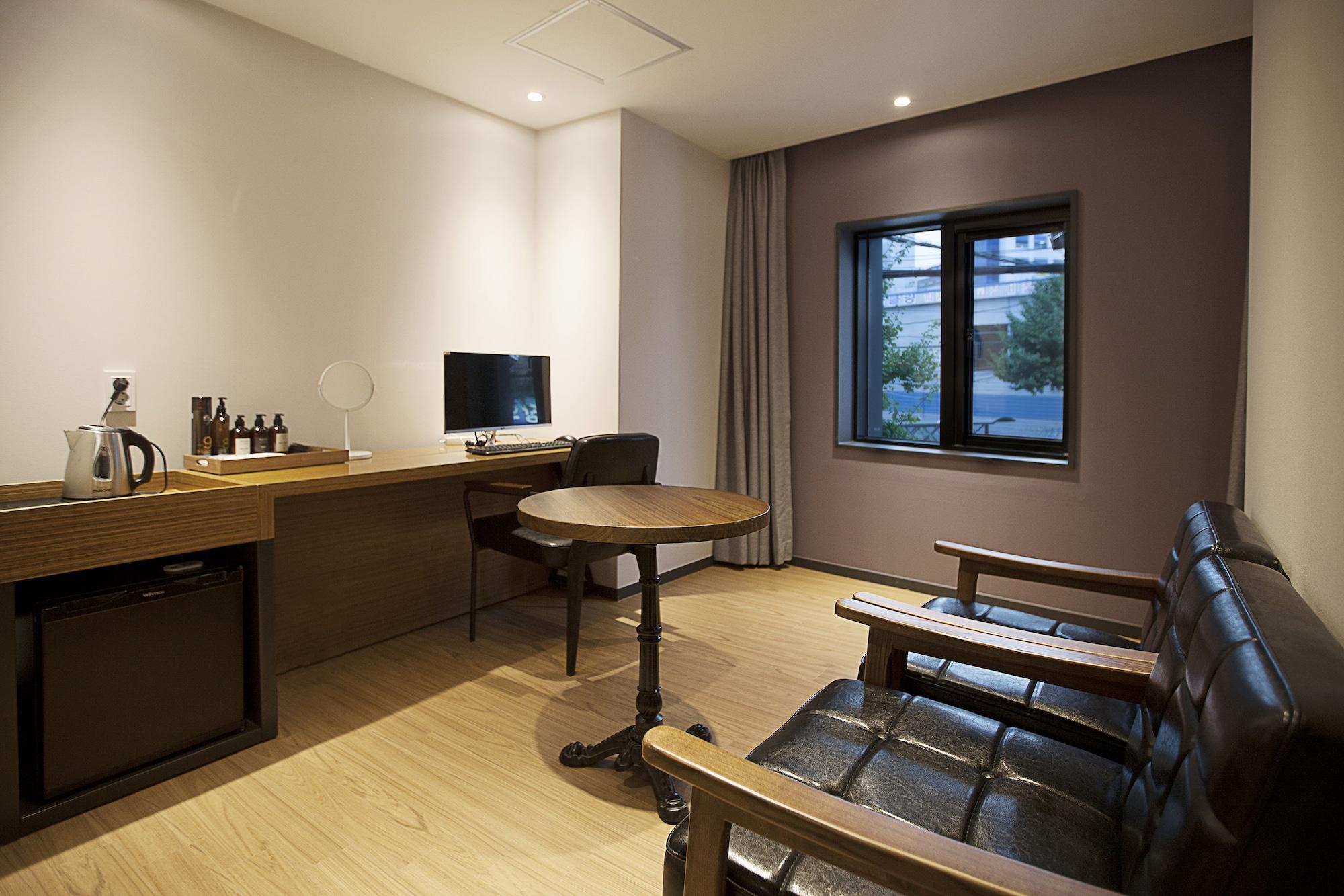 Brown Dot Hotel Чханвон Экстерьер фото