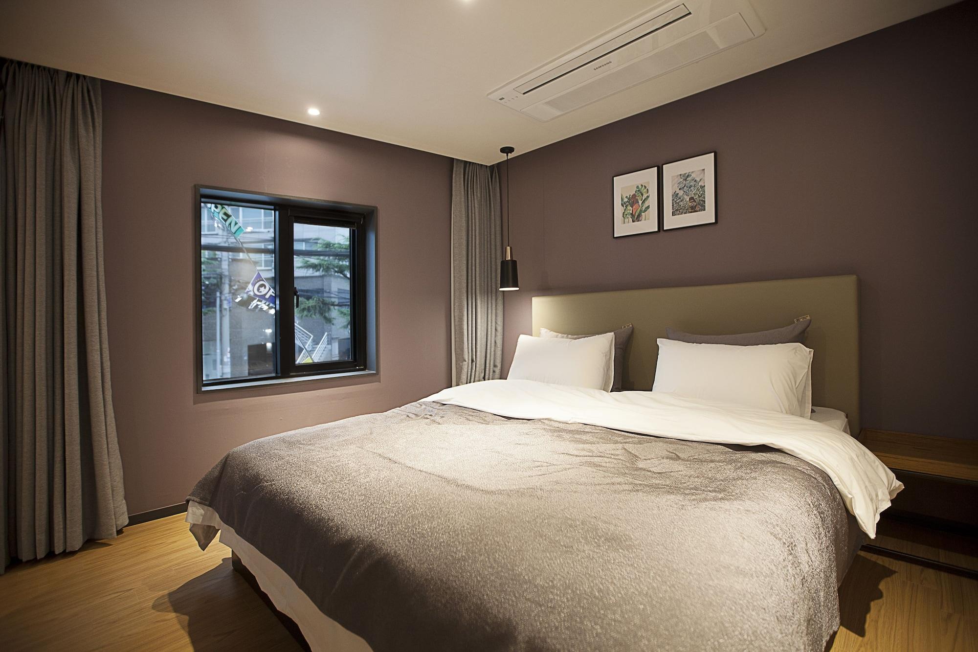 Brown Dot Hotel Чханвон Экстерьер фото