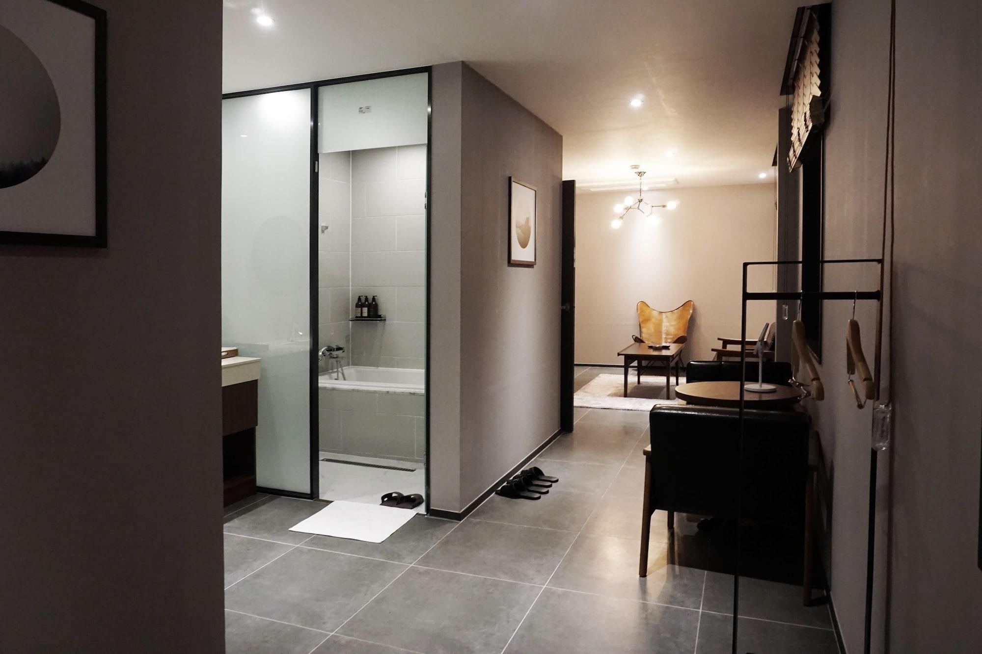 Brown Dot Hotel Чханвон Экстерьер фото