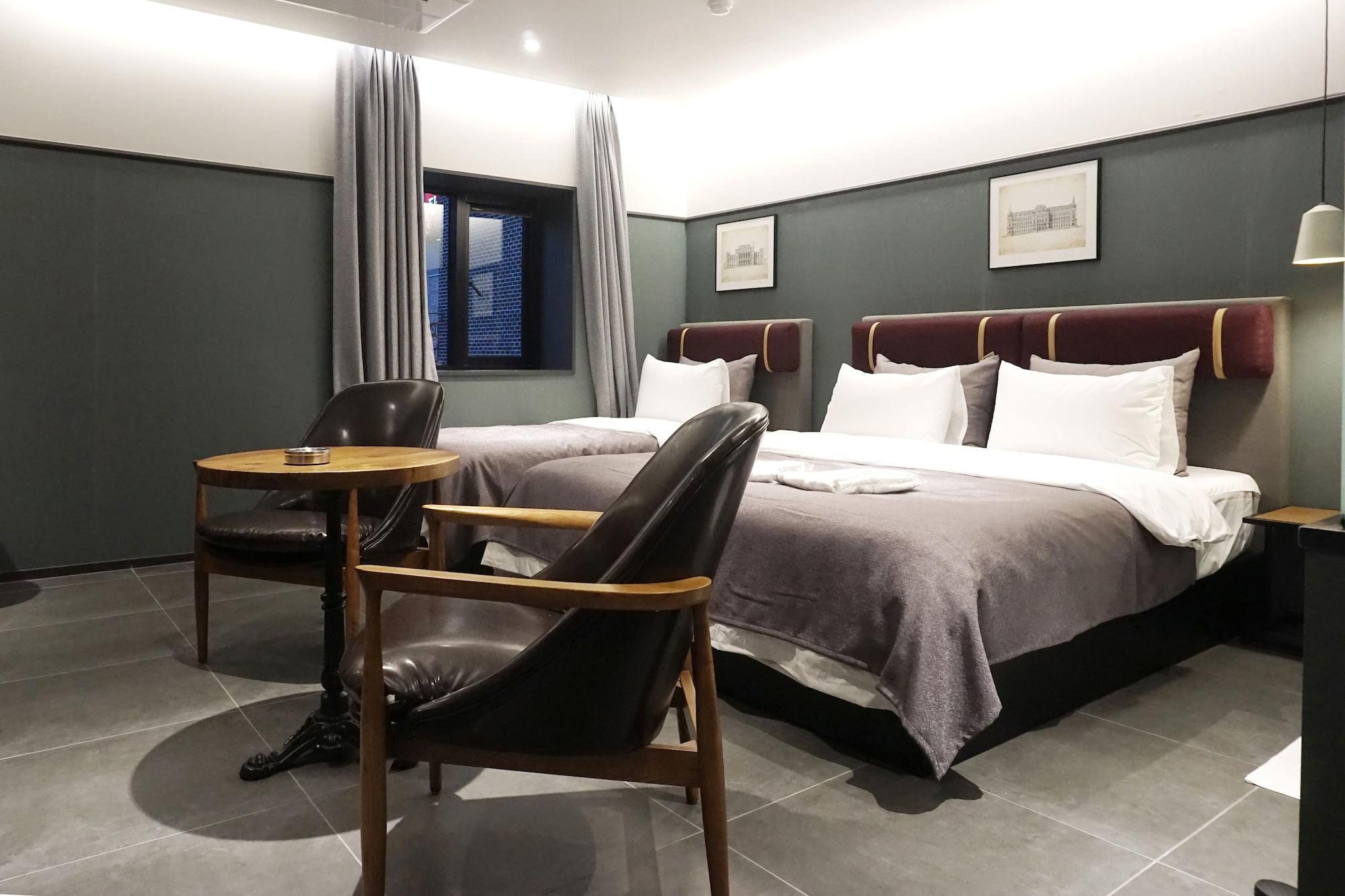 Brown Dot Hotel Чханвон Экстерьер фото