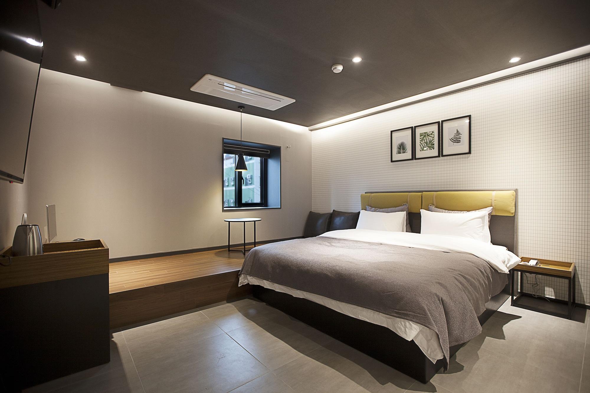 Brown Dot Hotel Чханвон Экстерьер фото