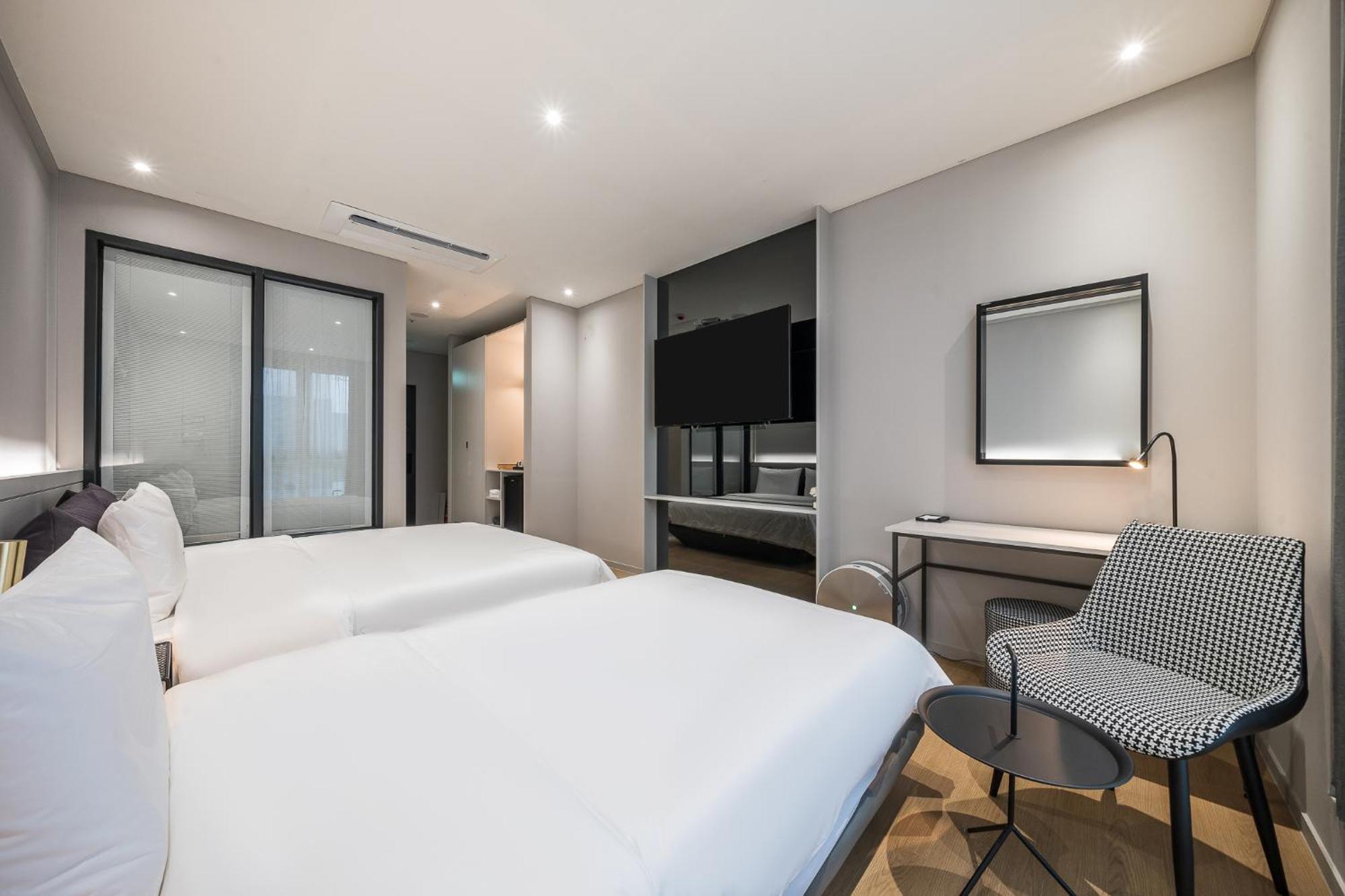 Brown Dot Hotel Чханвон Экстерьер фото