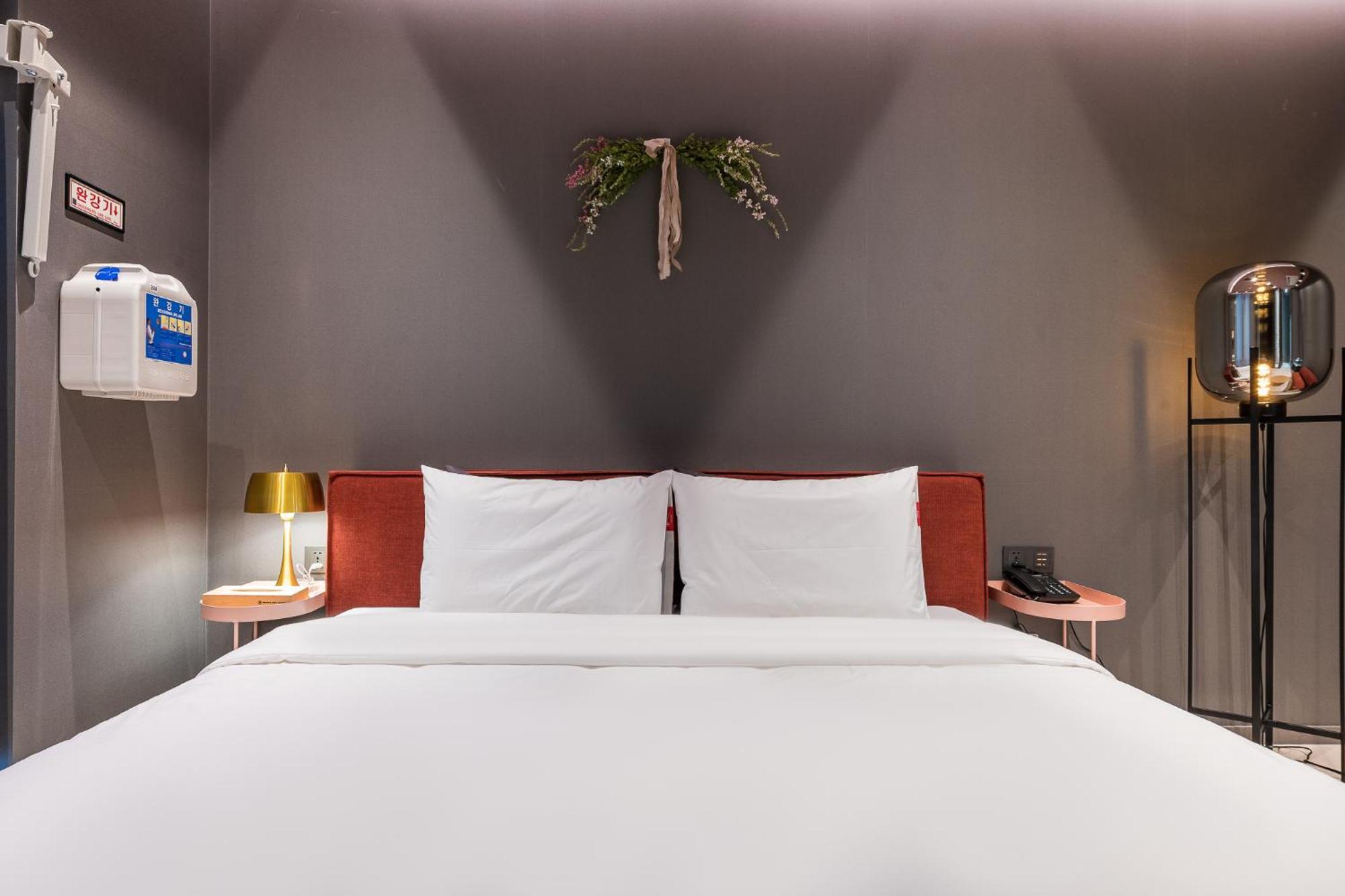 Brown Dot Hotel Чханвон Экстерьер фото
