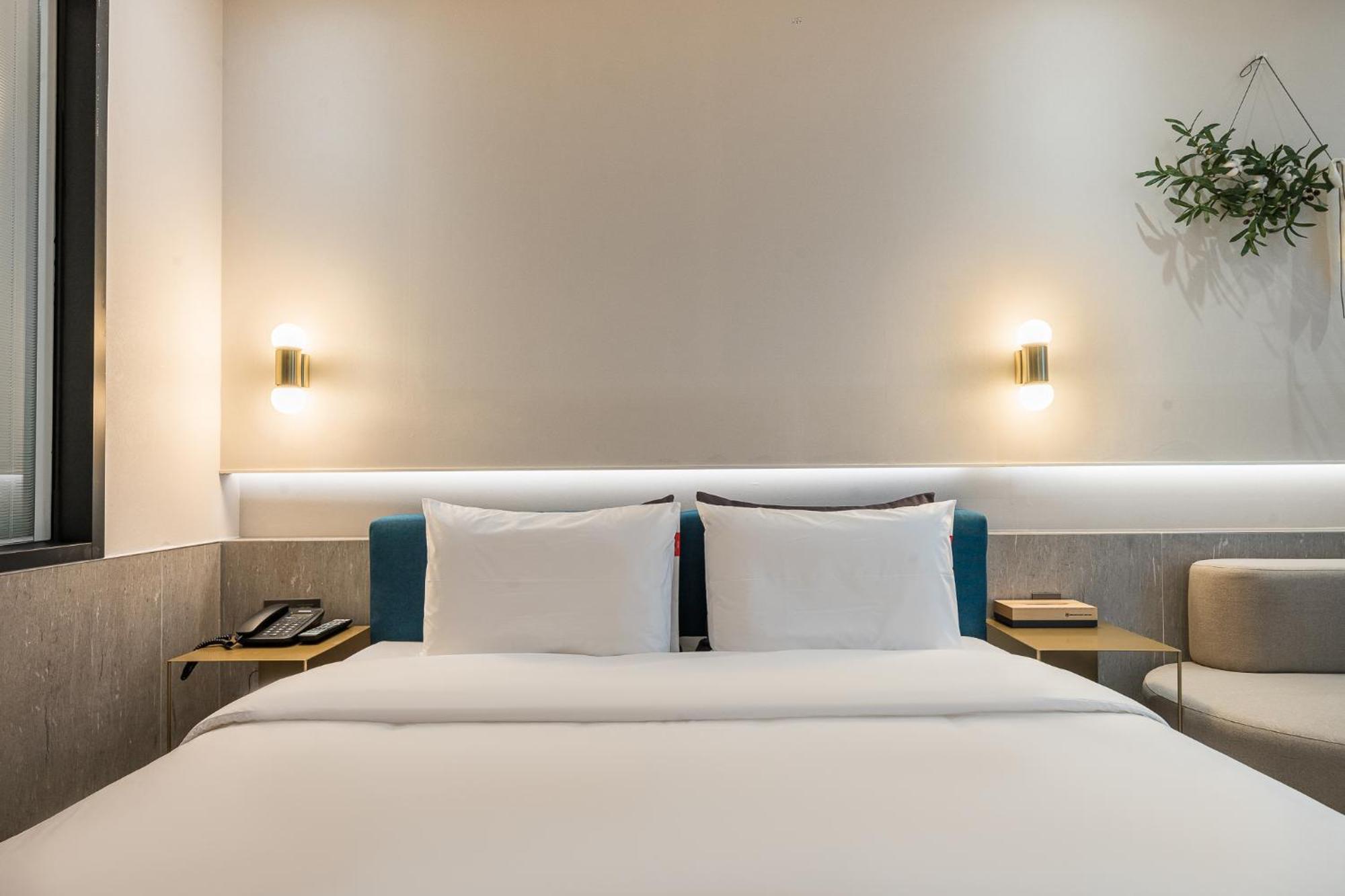 Brown Dot Hotel Чханвон Экстерьер фото