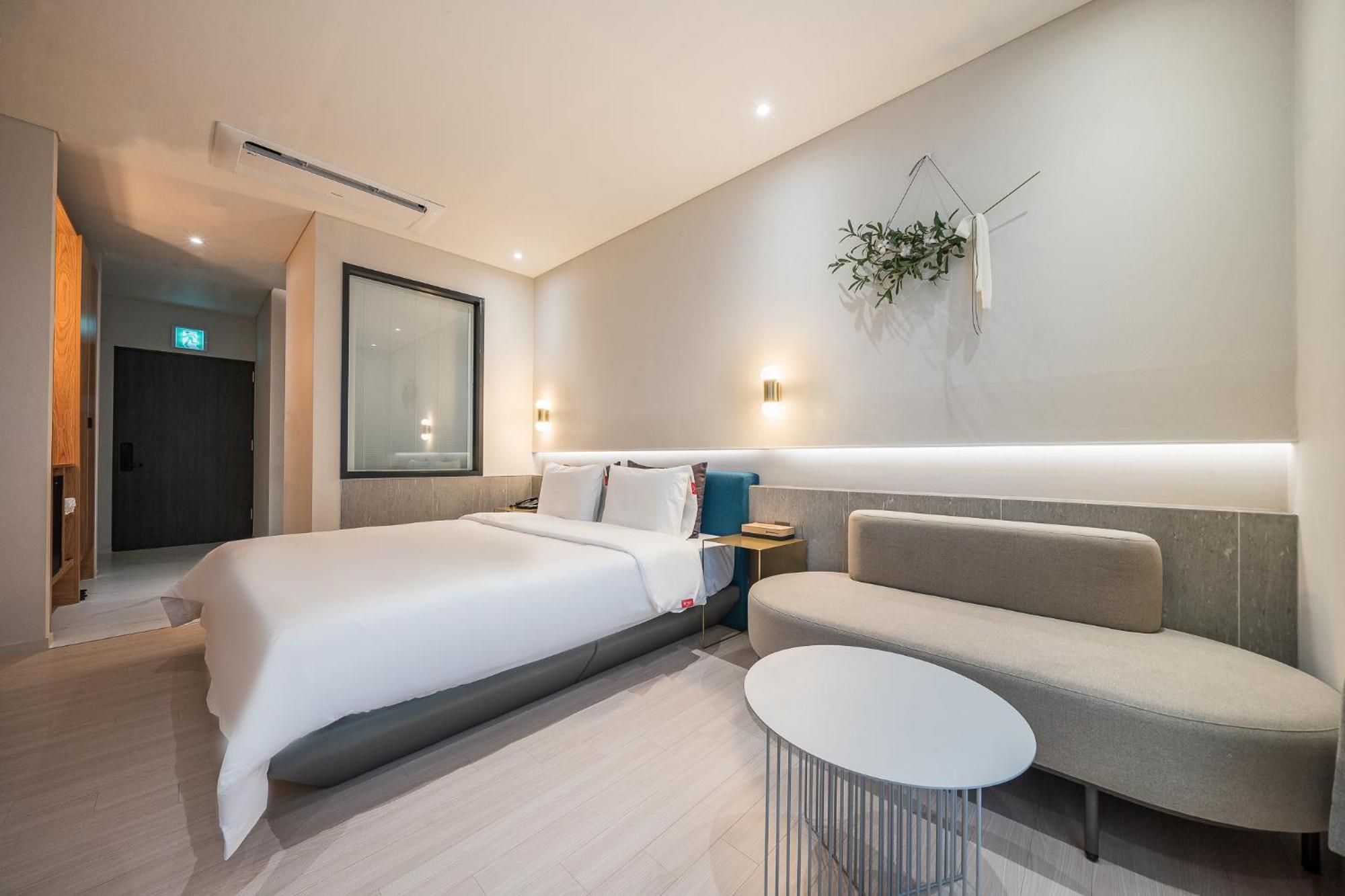 Brown Dot Hotel Чханвон Экстерьер фото