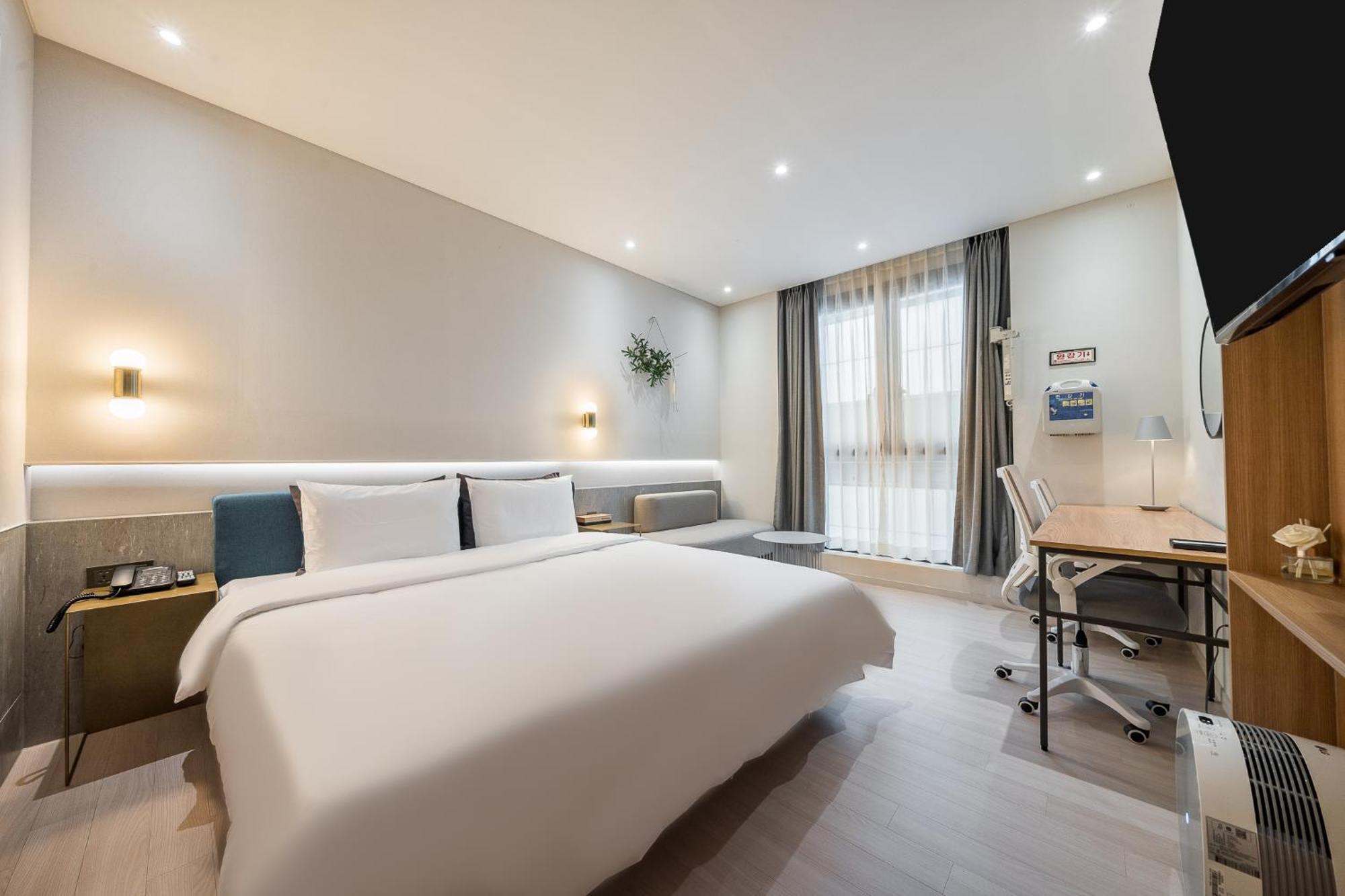 Brown Dot Hotel Чханвон Экстерьер фото