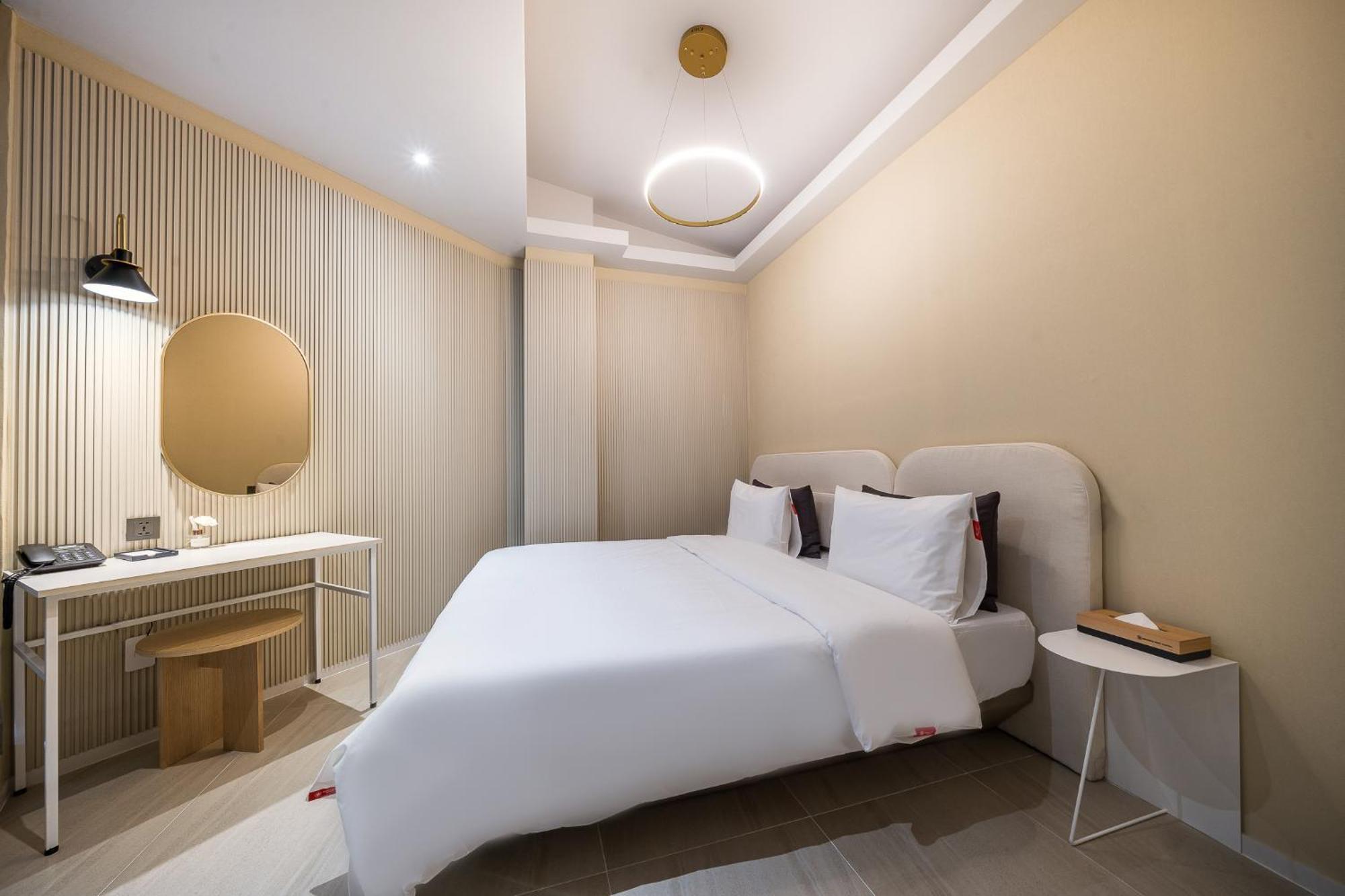Brown Dot Hotel Чханвон Экстерьер фото