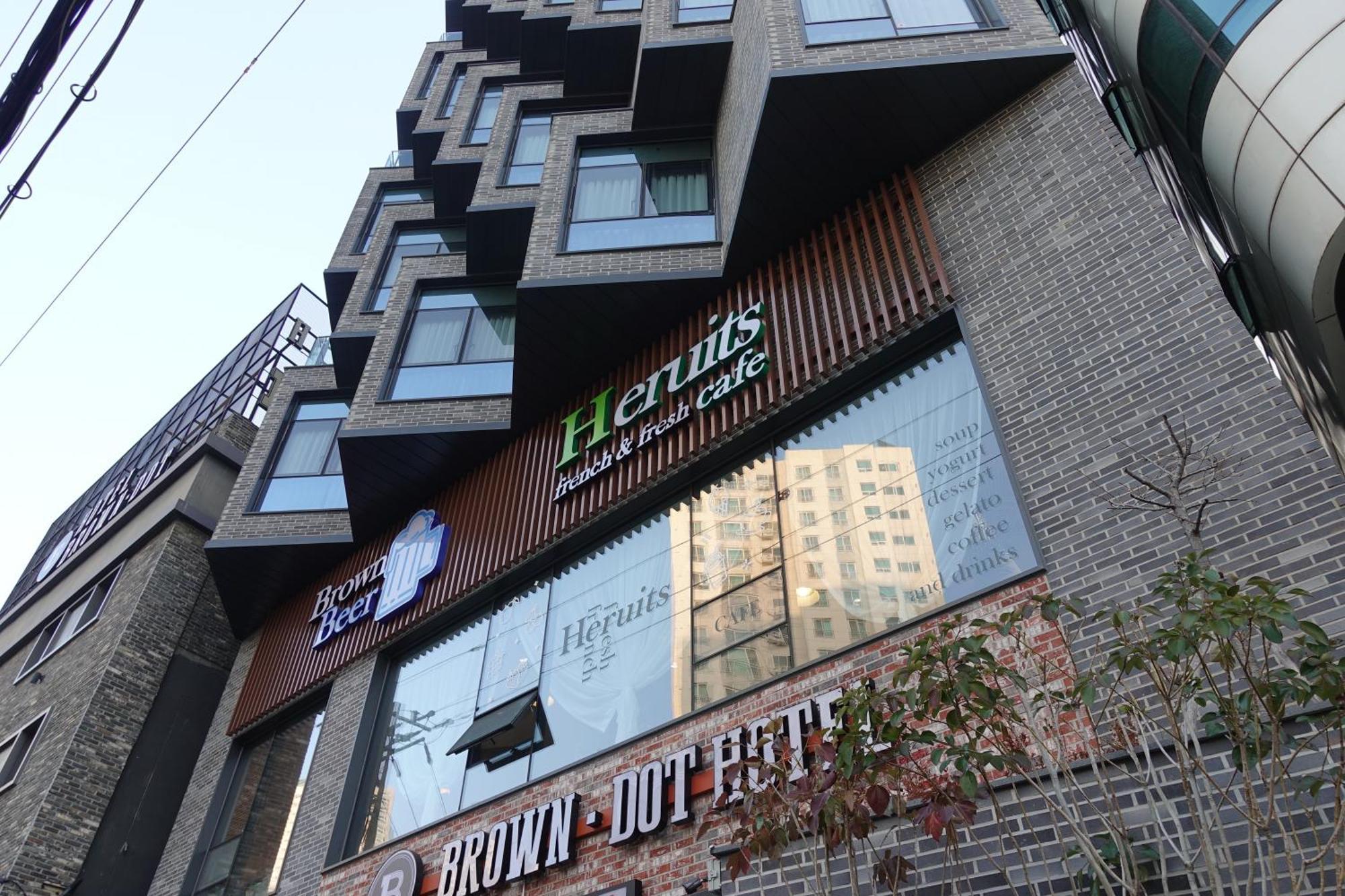 Brown Dot Hotel Чханвон Экстерьер фото