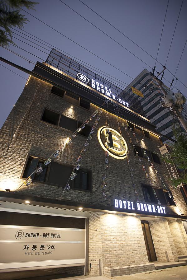 Brown Dot Hotel Чханвон Экстерьер фото