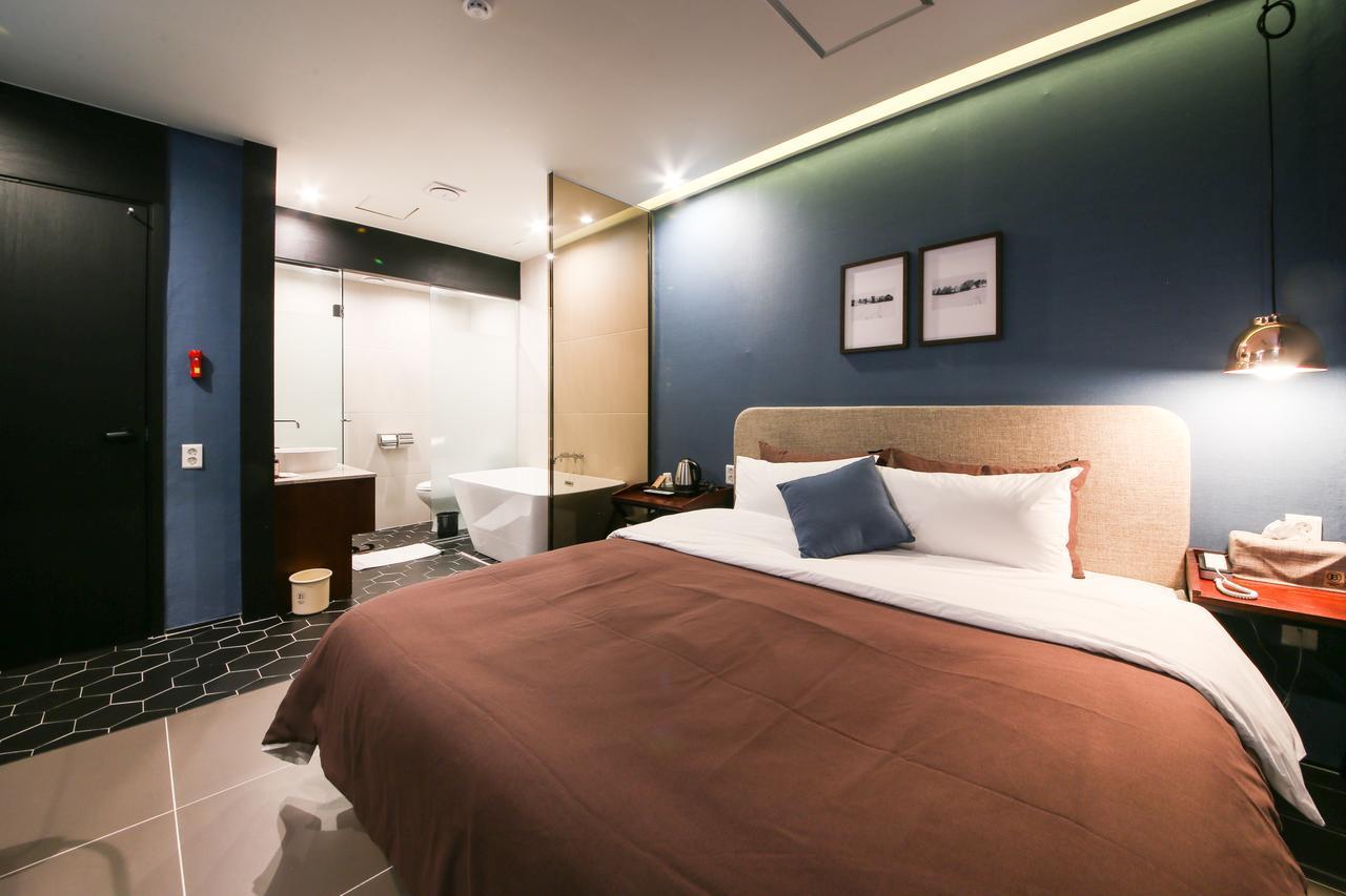 Brown Dot Hotel Чханвон Экстерьер фото